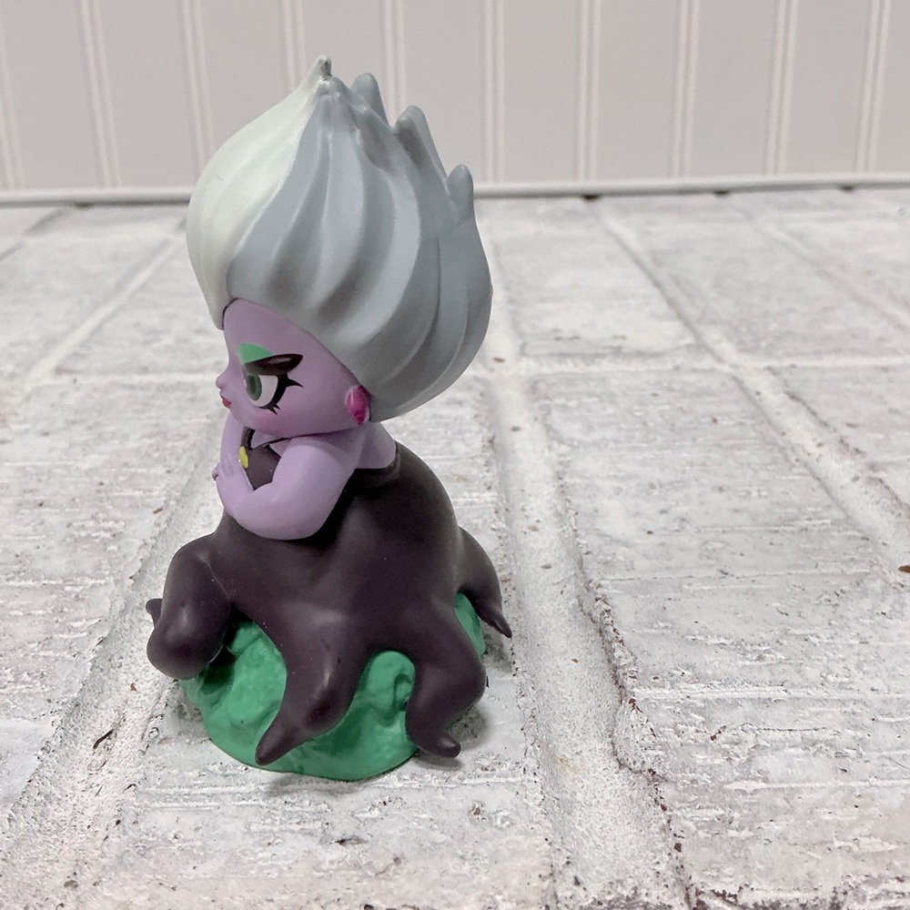 D23 2024 Stacey Aoyama Ursula Vinyl Figure - Picture 3 of 7